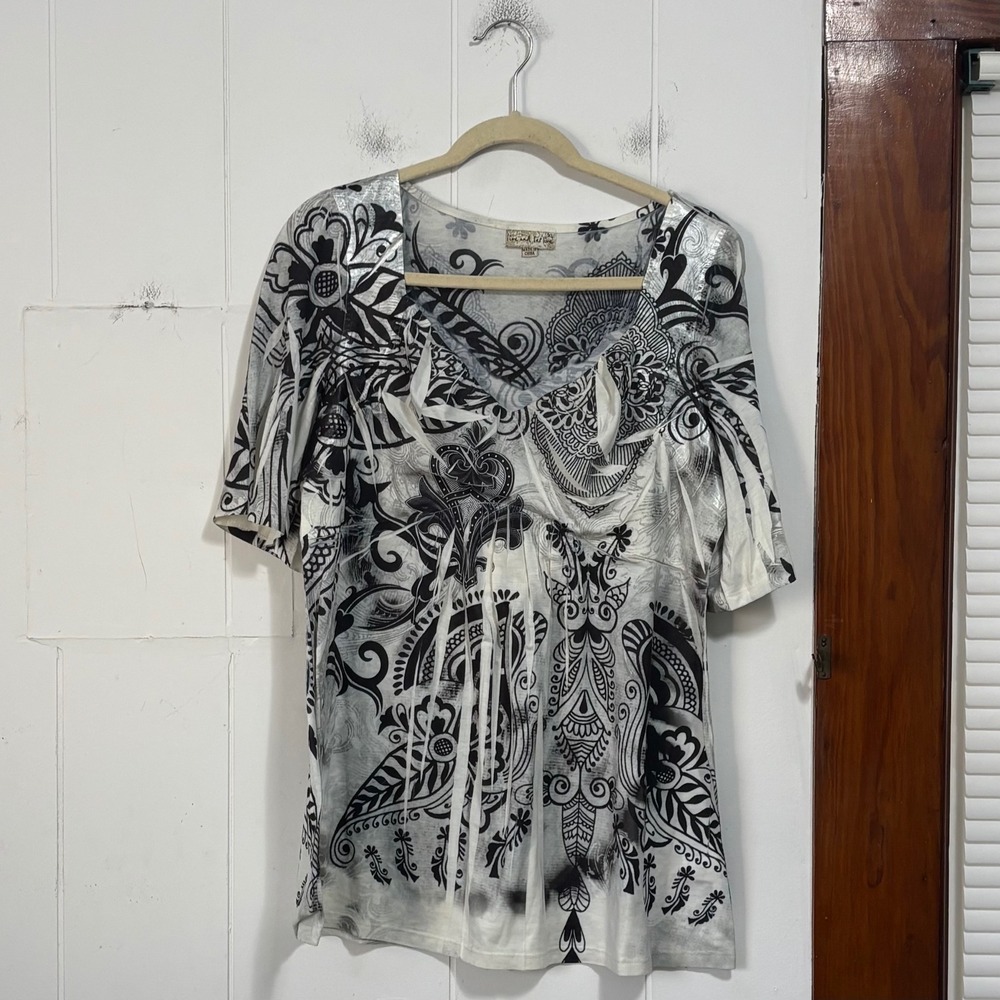 Live and Let Live Women XL Black White Paisley Damask Metallic Foil V-Neck Top